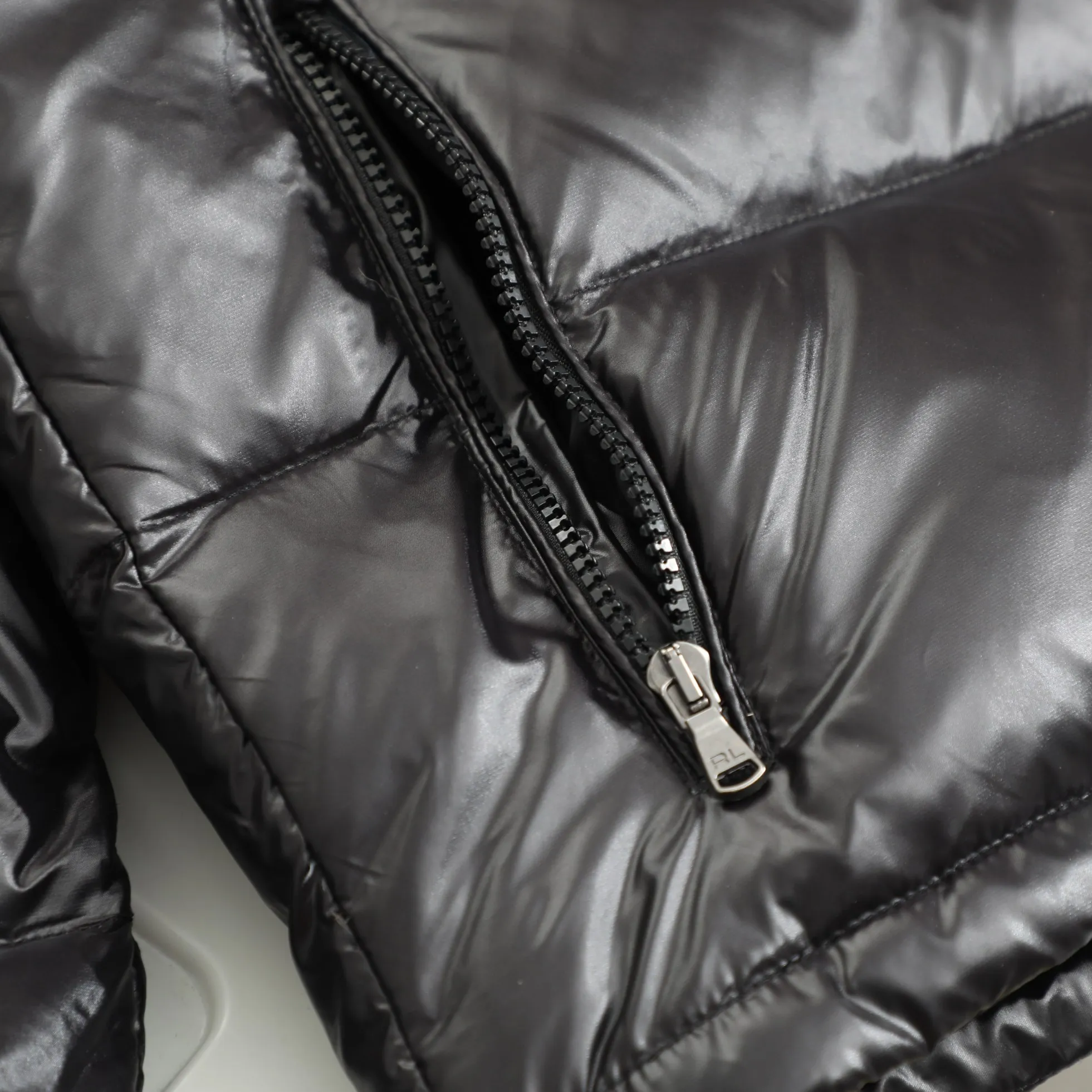 🅿️940 Rah Lauren glossy "exclusive production" top version is new - Rah Lauren Rah's unisex style - Rah has gone crazy on the upper body of major Internet celebrities this year. The fabric has a double-layer shin feel and is full of weight! It's not as heavy as a regular jacket, and the ordinary cotton material feels really different. This one is super comfortable, soft and stylish, and has a green plaid interior that has a retro movie fashion feel to it! √Original custom-made 40D level four waterproof fabric, waterproof and anti-static fabric, exclusively using the original single-layer fabric method. The use of single-layer fabric has tested that the fabric and down must meet the standards to prevent velvet running, and ensure the feel and bulk. The interior is made of nylon lon double-layer sealing design, which will not cause any velvet running. The adjustable hem with built-in drawstring buckle can prevent wind and cold. The silhouette jacket has a super good upper body shape and a LOGO design on the chest. Outstanding and obvious, a style highly recommended by foreign bloggers √Original original data layout, coordinated proportions, loose, warm, fashionable, real original internal data, tolerant layout √Imported Behringer embroidery machine customized 10,000-needle electric embroidery, using imported No. 7 needles, imported embroidery thread, ensuring that each word is full, three-dimensional and clear, and can be called How to trade